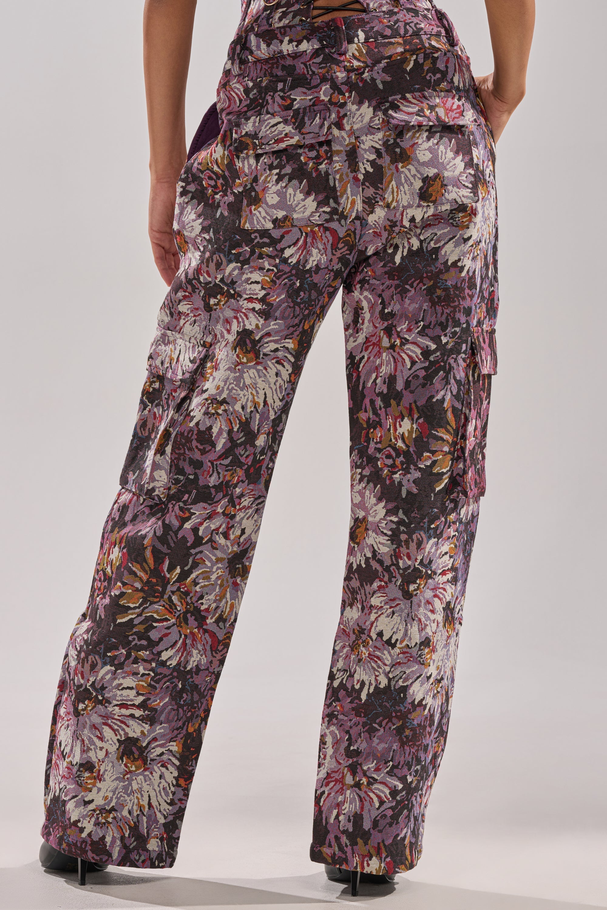 ABOVE THE MIDDLE FLORAL TROUSER