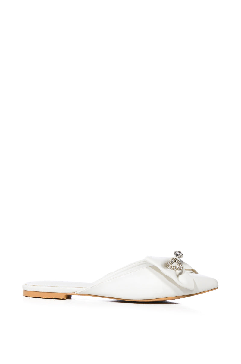 AZALEA WANG MORRIGAN WHITE EMBELLISHED BOW DETAIL FLAT